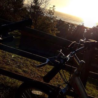 Doña María y yo viendo atardecer #boanoite #goodnight #sunset #bike #tramonto #bikelife #instagood #daily #mood #photography #photooftheday #nature #naturelovers #explore #me #landscaspe #atardecer #beach ‍️