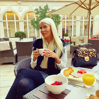 Who else eats the same things from the hotel breakfast buffee every morning for the entire stay? ‍️️
•
•
 #morning #coffee #food #breakfast #model #modeling #fashion #fashionsta #sleepy #blog #blogger #travel #travels #travelling #traveling #eating #blonde #girl #girly #makeup #outfit #ootd #outfitoftheday #work #blondesandcookies #lookbook #picotheday #travelblogger #fashionblogger #style