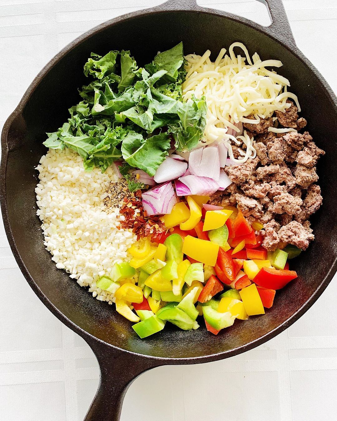 Taco skillet!!  So easy but looks fancy 
•
•
Made it with #thatformula as per usual! 
•
•
 4-5 oz protein (4 oz ground turkey or beef)
🥬 2+ cups veg (1 cup cauliflower rice + 1 bell pepper, diced + 1/4 onion + 1 cup kale)
🧀 100-200 calories of fats (1/3 cup shredded cheese)
🧂 Season with salt, pepper, and red pepper flakes! It’s spicy!!!
‍ Cook the ground beef first, then add in the other ingredients. Use an oil spray instead of cooking with oil. THE END! 
•
•
Get my FREE meal plan - linked in bio! 
•
•
#collegenutritionist #BestBodyBabes #1starchPerDay #schooldays #weightlosshelp #weightlossresults #weightlossplan #healthyswap #healthyeating #healthyfoodideas #gogreek #collegefood #collegecooking #collegefoodie #lowcarbrecipes #lowcarblove #lowcarbeating #lowcarbfoods