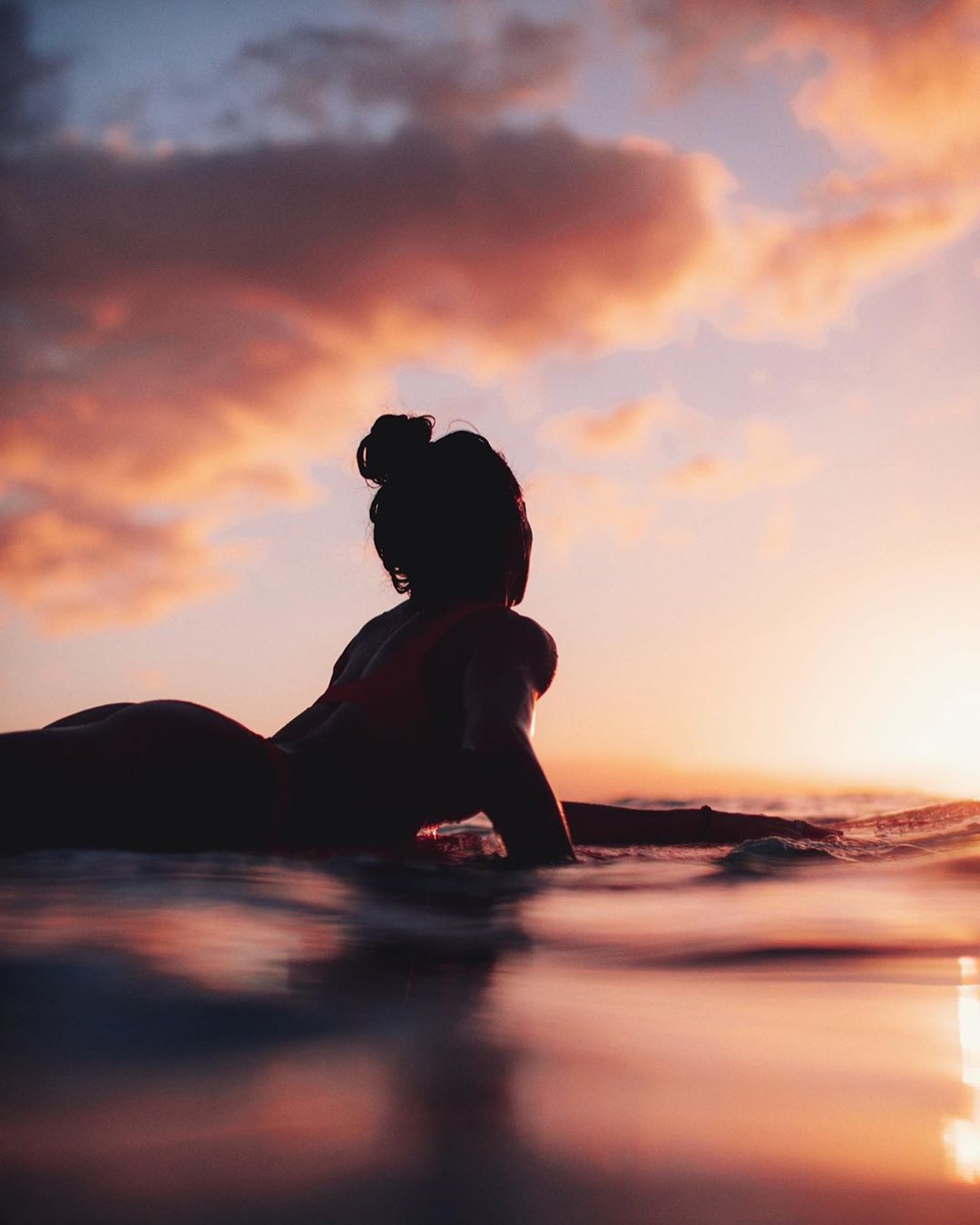 The feeling of the sun setting and the moon rising and just one more..  -
Sunset in Waikiki shot on Canon 5DIV 50mm 1.2 by @cobiandewey #surfstoke #Hawaii