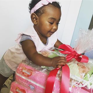 Because diaper changes are a reality...  @heratitus giving her @huggies_sa hamper a big hug! Thank you #Huggies for ensuring that the little Miss’ toosh stays dry! #MomMeMonday #diapers #Huggies #nappies #disposable #thebest #drylonger #happybaby @kdtcomms