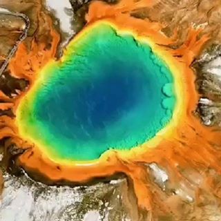 چشمه گرند پریسماتیک، وایومینگ ایالت متحده آمریکا
(Grand Prismatic Spring, Yellowstone National Park, Wyoming)
در آمریکای جنوبی و در دل پارک ملی یلواستون یک چشمه رنگین کمانی وجود دارد که از عجایب دنیا به شمار می رود. گرند پریسماتیک را سومین چشمه آب گرم بزرگ در جهان می دانند؛ این چشمه از یک زمین فوتبال هم بزرگتر می باشد.
جنگل های کوهستانی انبوهی که این چشمه را احاطه کرده اند، سبب ایجاد منظره ای چشم نواز شده و زیبایی های آن را دوچندان نموده اند. دمای آب این چشمه 71 درجه سانتی گراد است. در این چشمه که قطری در حدود 90 متر دارد، باکتری های گوناگونی وجود دارد که فعالیت آن ها در فصول مختلف سال رنگ های گوناگونی در این چشمه ایجاد می کنند. آب چشمه در فصل تابستان رنگ های گرمی همچون نارنجی، قرمز، زرد و قهوه ای پیدا می کند و در فصل زمستان به رنگ سبز یا آبی به نمایش در می آید. هر یک از این حلقه ها که بر روی آب شکل می گیرند و رنگ های مختلفی دارند، دماهای گوناگونی هم دارند؛ به طور کلی هر چه به مرکز نزدیک تر می شویم دما بالا رفته و هرچه از مرکز چشمه فاصله می گیریم دمای آن کمتر می گردد. برای مثال قسمت مرکزی آن به رنگ آبی بوده و دمای آن 87 درجه سانتی گراد است ولی خارجی ترین لایه که به رنگ قهوه ای می باشد دارای دمای 55 درجه سانتی گراد می باشد.
.
.
.
 نظرتون راجب عکس و کپشن چیه ؟
 از ۱ تا ۲۰ به این پست نمره بدید
 دوستاتون رو تگ کنید
#عشق #عاشقانه #مهربانی #شمال #طبیعت #دلنوشته #موفقیت #شعر #توریست #طبیعت_گردی #آمریکا #جهانگردی #روانشناسی  #گل #باغ_گل
#tourist #trip #jungle #tree #travel #flower #sea #garden #nature #fish #love #girl #photooftheday #keukenhof #usa