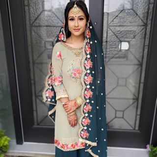 Navi 
Hair and makeup by yours truly ️
.
.
. •nofilter •noedits •
For more inquiries and rates please email: balwindermann87@hotmail.com or text me at: 604-767-1589
#hairandmakeupartist #bride #hairandmakeupbyme #indianbride #indianwedding #wedding #sikhwedding #dressyourface #bombayhair #tamannastylingset #dyflarmy #wakeupandmakeup #hudabeauty #anastasiabeverlyhills #wakeupandmakeup #lillyghalichi #universodamaquiagem_oficial #like4like #maccosmetics #annastasiabeverlyhills #hairmakeupdiary #inspirationalquotes #bride #bridalupdo #bridalmakeup #allthingsbridal #sabyasachi #instabeauty #iphonepic