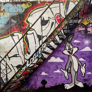Graffiti Alley è una via lunga e stretta dedicata interamente alla street art situata all'interno del Fashion District di Toronto: ai suoi lati è un susseguirsi continuo di murales di varie dimensioni, vere e proprie opere d'arte contemporanea realizzate sia da artisti locali che internazionali. 
#peonesneverstop 🇨🇦
•
•
•
•
•
•
#canada #toronto #downtown #graffiti #graffitialley #streetart #vscocam #vsco #sunset #travel #travelblogger #travelphotography #canon1300d #teamcanon #canonphotography #instagood #vsco #instatrip #picoftheday #wanderlust #globetrotter #wanderer #igpassport #passportready #instatravel #aroundtheworld #likeforlikes #like4likes #followme