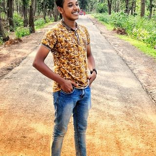 A smile can change the world 
.
.
.
#jeans #clothing #denim #beauty #yellow #fashion #footwear #cool #photoshoot #tree #photography #fun #summer #smile #textile #shoe #plant #happy #trousers #tshirt #leisure #fashionaccessory #style #outfit #pretty #love #instagood #shoes #photooftheday #beautiful