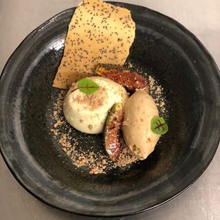 Cinnamon panna cotta | salt caramel | caramel powder | glazed figs | poppy seed tuille
•
•
•
•
#pannacotta #chef #cheflife #pastrychef #dessert #wibblewobble #smooth #textures #gastroart #theartofplating #takestockmag #feedyoureyes #chefstalk #instalike #food #foodphotography #foodporn #tuesday #dessert #iggers #instanorfolk #instanorwich #norwich #norfolk #gastropub #photooftheday #foodies #foodblog