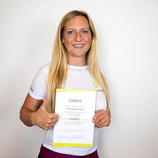 Guten Morgääännn ihr Lieben ‍️! NEXT STEP:
Ich habe jetzt die nächste LIZENZ, Leben zu verbessern ! Juhuuu🤸‍️, ich bin unendlich glücklich, weiterhin mit meinen nunmehr 15 jährigen Fitness-, und Ernährungserfahrungen und dem daraus erlernten Wissen Menschen unterstützen zu können, die ihr Leben gesundheitlich nachhaltig verbessern möchten. Ich kenne selbst diesen Kampf zwischen Essen, Bewegung und Kraftaufbau und hätte mir damals neben einer kompetenten persönlichen Betreuung auch jemanden gewünscht, der mich seelisch unterstützt.
Nun habe ich die Möglichkeit, genau diese Person zu sein! Ihr könnt mich jederzeit sehr gern kontaktieren, wenn ihr die Chance  nutzen möchtet, gemeinsam gesundheitlich etwas zu verändern ! Da sich meine Social Media Kanäle und meine Homepage noch im Aufbau befinden, könnt ihr mich gern unter 
0176 32461103 kontaktieren ‍️. Ich würde mich ebenfalls sehr freuen, wenn ihr mich unterstützt und diesen Beitrag teilt, in eure Storys stellt oder vielleicht sogar an Menschen weiterleitet, die ihren inneren Schweinehund nicht allein besiegen können! Ich wünsche euch einen tollen und erfolgreichen Tag!
Eure Chrissi ‍️ #gymmotivation#personaltrainer#gymlove#fitohnegeräte#ernährungsplan#fitnessfreak#fitfam#fitnesslifestyle#followme#eatcleantraindirty#nopainnogain#gohardorgohome#strongnotskinny#fitgirl#absaremadeinthekitchen#gesundheit#glücklich#lowcarb#fortschritt#stolz#fitness#workouts#disziplin#erfolg#nevergiveup#startyourdayright#lebenverändern#wille#Erfolgistkeinglück