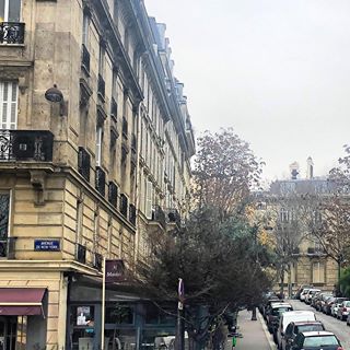 #París, Avenida New York .
.
#BuenosAires tiene tanta influencia francesa en su arquitectura, que tranquilamente esta foto podría ser en alguna calle de la ciudad. 
Tan lindas las dos ciudades 