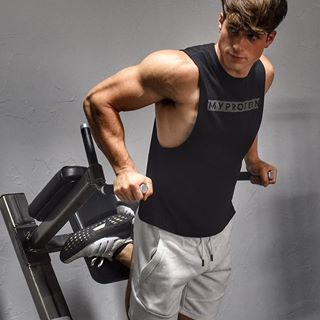 Dips er bedre når man har på seg den behagelige Drop Armhole Tank toppen ️‍️Hva står på treningsplanen din idag?
Klikk på link i bio for å kjøpe @nick_sandell's look.
-
-
-
#Myambition #Myprotein #FuelYourAmbition #fit #workout #fitness #fitspo #gym #gymclothes #gymessentials #crossfit #workouts #workoutpartner #training #myproteinno #muscles #trening #treningsglede #styrketrening