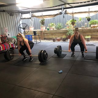Working on deadlifts today. Our goal is 100kg! Today we started working towards that and hit 3 reps of 70kg. We will get there!  also enjoy my face in the second photo  clearly I’m photogenic ‍️thanks @olivia_hollidaysmith @livs_ladies for pushing us 🥰