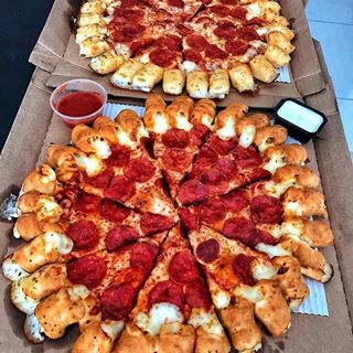 Pepperoni Pizza  with Cheese Popper crust. Would you like a slice?
Tag your ️ friends.
By  @grubspot .
#grubzone