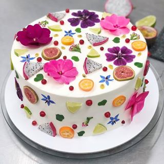 This floral & Fruit cake  is so beautiful.
Tag your ️ friends.
By  @lulusbakery.sk . 
#grubzone