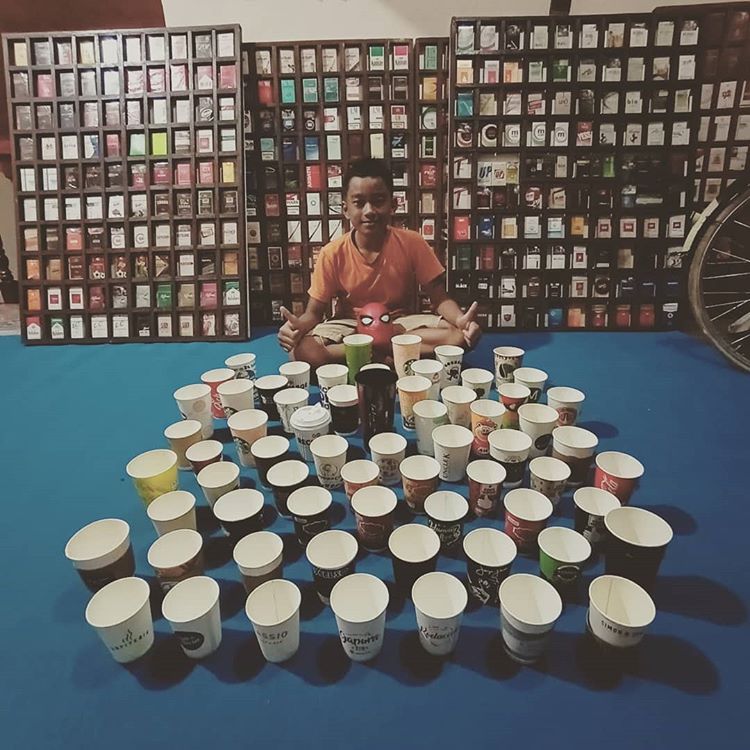 Edisi Papercup, koleksi junior @aerodzacky tak mau disaingi oleh seniornya.
Koleksi ramah lingkungan, katanya
.
.
Contributor : 
@acai_san 
@rokok_kita 
@galery_rokok 
@koleksi_rokok 
@rokok_koleksi 
makasih manteman  bantuin PC nya buat si bocil.
.
.
.
#papercup #cup #colectibles #coffeeholic @starbucksindonesia #coffee #saveearth #stopplastic #pappercupart #starbucks #chocolate #coffeeart #papercupcoffee
