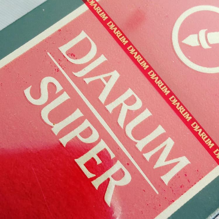 Superfine Clove
*****DJARUM SUPER*****
.
SKM
RF
Non PHW
Cukai 2012 Rp 9.800
12 btg
Flip Top Box
Seal
.
TAR 32 mg
Nicotine 1.8 mg
.
.
PT Djarum 
Kudus Indonesia 🇮🇩
.
.
#rokok #rokokindonesia #kretek #kretekindonesia #kretekusindonesia #akukretekus #tembakau #ciggarettes #cigarette #smokers #clove #spgdjarumsuper #djarumsuper #djarum @djarum_id #collectibles #koleksirokok #unique #rare #kudushits #jawatengahhits
