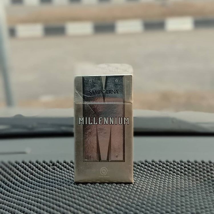 *****SAMPOERNA MILLENNIUM*****
Twin Wrap
.
SKM
RF
12 btg
Non PHW
Cukai 2001 Rp 3.950
Flip Top Box
Seal
.
.
Tidak ada informasi TAR dan Nicotine
.
.
PT HM Sampoerna Tbk, 
Surabaya
Indonesia 🇮🇩
.
.
.
#rokokindonesia #rokok #kretekindonesia #kretek #sampoerna #sampoernamillennium #hmsampoerna @insidesampoerna #tembakau #clove @komunitaskretek @rokok.indonesia #collectibles #smokers #ciggarettes #surabaya #jawatimur