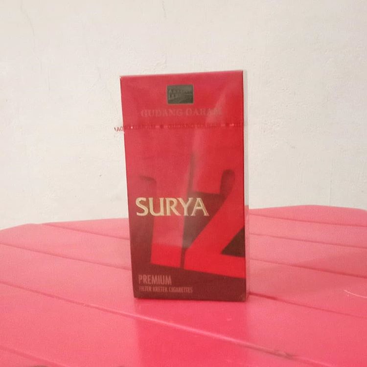 *****SURYA 12*****
PREMIUM
.
SKM
RF
NON PHW
FLIP TOP BOX
CUKAI 2009 Rp 8.050
12 btg
SEAL
.
.
TAR 32 mg
Nicotine 1.9 mg
.
.
PT Gudang Garam Tbk.
Kediri, Indonesia 🇮🇩
.
.
#rokok #rokokindonesia #kretek #kretekindonesia #kretekusindonesia #tembakau #collectibles #ciggarettes #surya12 #gudanggaram #koleksirokok #kediri #jawatimur