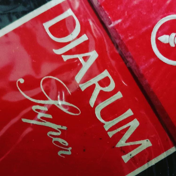 Om..om.. punya peniti 🧷, gak ada. Adanya Djarum 
.
*****DJARUM SUPER*****
.
SKM
RF
Non PHW
Flip Top Box
Cukai thn ? Rp 575
16 btg
Seal
.
Tdk ada informasi kadar TAR & Nicotine
.
.
PT Djarum, Kudus
Indonesia 🇮🇩
.
.
#rokok #rokokindonesia #kretek #kretekindonesia #kretekusindonesia #spgdjarumsuper #spgrokok #tembakau #akukretekus #clove #ciggarettes #cigarette #smokers #collectibles #antik #oldies #djarumsuper @djarum_id #djarum #kuduskotakretek #jawatengah