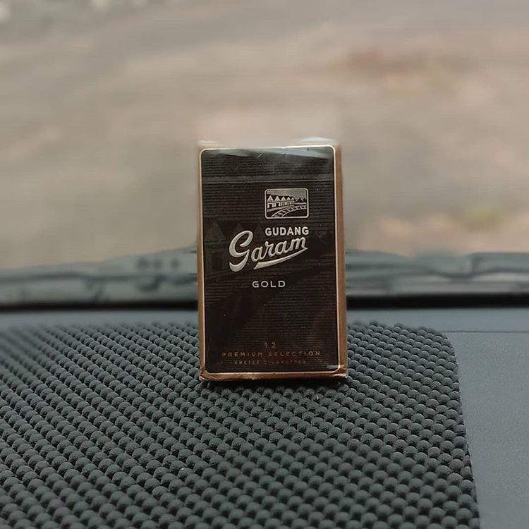 *****GUDANG GARAM GOLD*****
.
SKT
RNF
NON PHW
FLIP TOP BOX
CUKAI 2014 Rp 8.800
12 btg
SEAL
.
.
TAR 38 mg
Nicotine 2.4 mg
.
.
PT Gudang Garam Tbk.
Kediri, Indonesia 🇮🇩
.
.
#rokok #rokokindonesia #kretek #kretekindonesia #kretekusindonesia #tembakau #collectibles #ciggarettes #gudanggaram #gudanggaramgold #koleksirokok #kediri #jawatimur