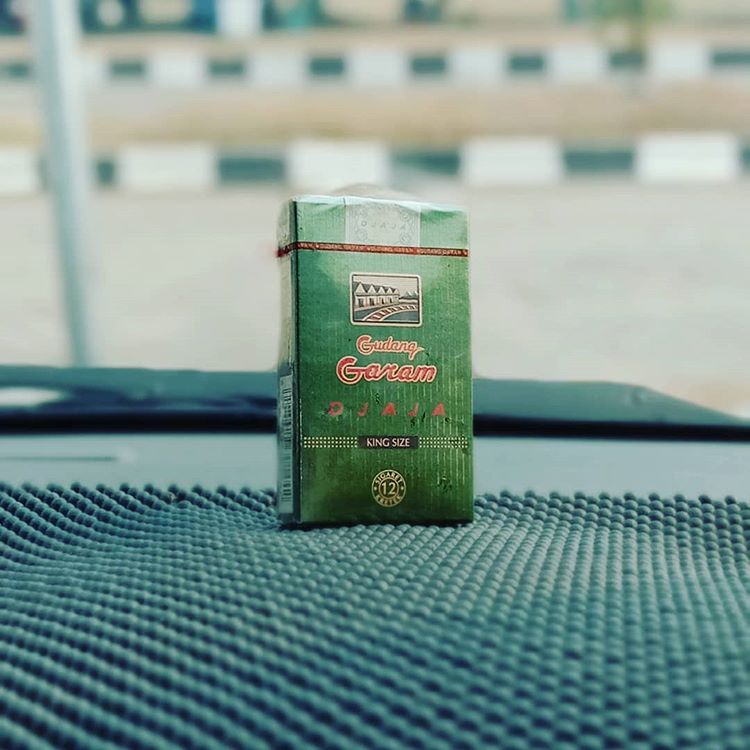 *****GUDANG GARAM DJAJA*****
KING SIZE
.
.
SKT
RNF
Non PHW
Cukai 2012 Rp 6.650
12 btg
Top Up Box
.
.
TAR 38 mg
Nicotine 2.2 mg
.
.
PT Gudang Garam Tbk.
Kediri Indonesia 🇮🇩
.
.
.
#rokok #rokokindonesia #kretekindonesia #kretekusindonesia #kretek #tembakau #clove #collectibles #ciggarettes #cigarette #gudanggaram #gudanggaramdjaja #kediri