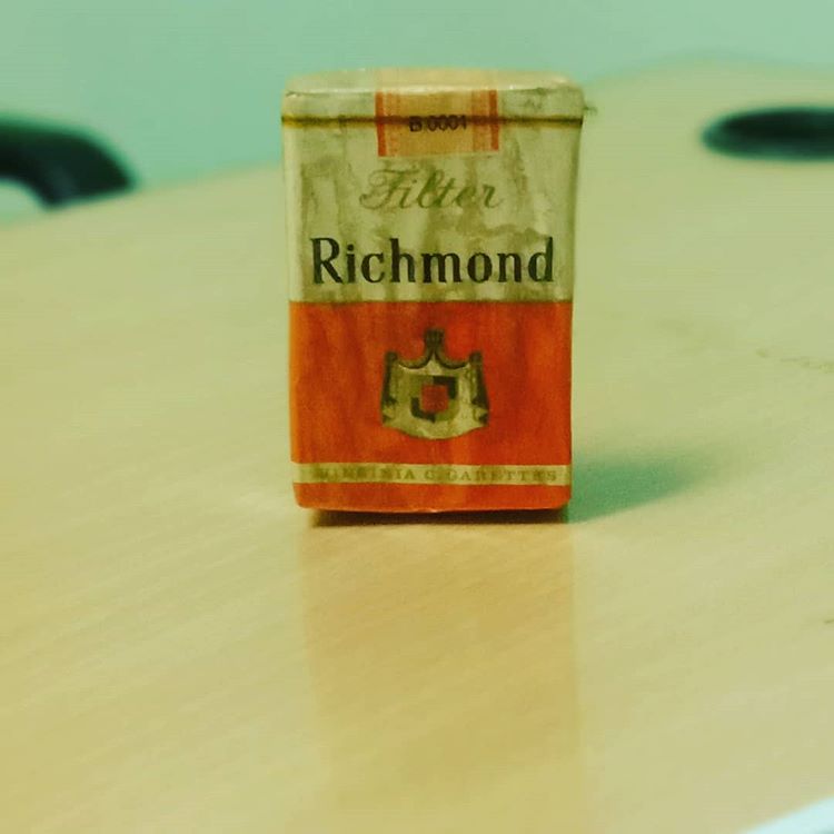 Faroka tuan ?,
*****RICHMOND*****
.
.
SKM
RF
Non PHW
Cukai Rp 82.5
20 btg
Soft Pack
Seal
.
Tidak informasi kadar TAR dan Nicotine
.
.
NV Exploitatie van Ciggarettenfabreken Faroka.
Malang Indonesia 🇮🇩
.
.
_______________________________
Rokok Faroka cukup terkenal masa kolonial Belanda terletak di kota Malang. Perusahaan ini berupa NV (Naamloze Vennootschap - skrg PT) yg mana dikuasai sebagian besar pengusaha Belgia yaitu NV Tobacofina pada thn 1931.
Produk Rokok Faroka pertama diluncutkan thn 1932 menggunakan tembakau dari Indonesia dan import dari Amerika, China dan Makedonia.
Produknya : Faroka, Kansas, Wembley, Blue Ribbon, RICHMOND, Monaco, Aida, Golden Eagle dan Darvos.
Sejak Indonesia diduduki Jepang, pabrik rokok ini berhenti sesaat. Pada saat sekutu menang atas Jepang maka pabrik ini diambil alih oleh Pemerintah Indonesia.
Pabrik Faroka merupakan pabrik kedua setelah Rokok Hien An Konsie tjn 1930 cikal bakal Bentoel.
.
.
.
#rokok #rokokindonesia #kretekindonesia #kretekusindonesia #kretek #clove #tembakau #cigarette #ciggarettes #faroka #tobacofina #malang #richmond #netherlands #collectibles