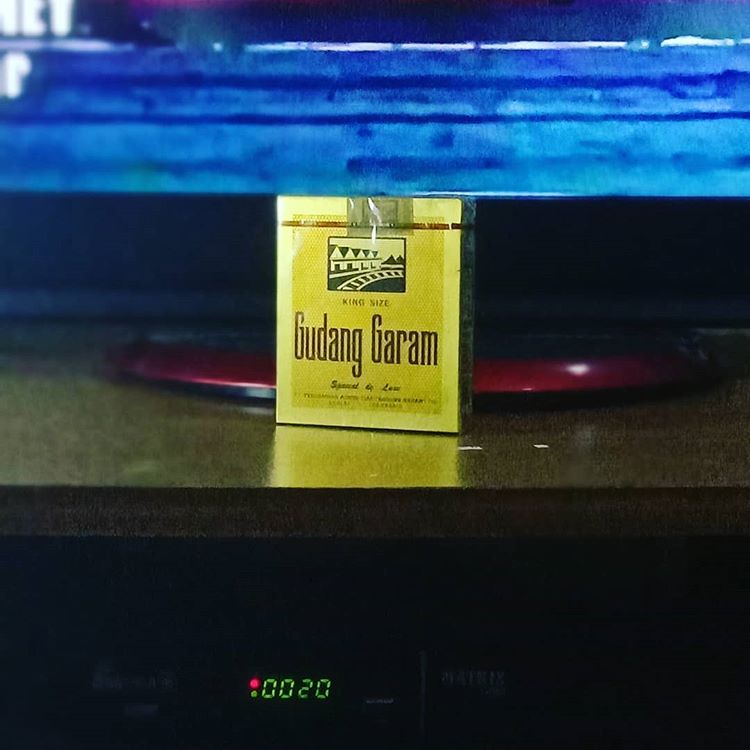 Shine like Gold
.
GUDANG GARAM SPECIAL de LUXE
King Size
.
SKT
RNF
Non PHW
Cukai 2013 Rp 10.000
16 btg
Sliding Box
Seal
.
TAR 38 mg
Nicotine 2.2mg
.
PT Gudang Garam Tbk.
Kediri Indonesia 🇮🇩
.
.
#rokok #rokokindonesia #kretek #kretekindonesia #kretekusindonesia #tembakau #colectibles #koleksirokok #spgrokok #clove #ciggarettes #cigarette #smokers #antique #rare #gudanggaram #gudanggaramspecialdeluxe #kedirihits #jawatimur